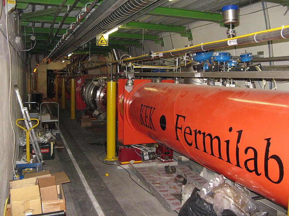 檔案:LHC quadrupole magnets.jpg