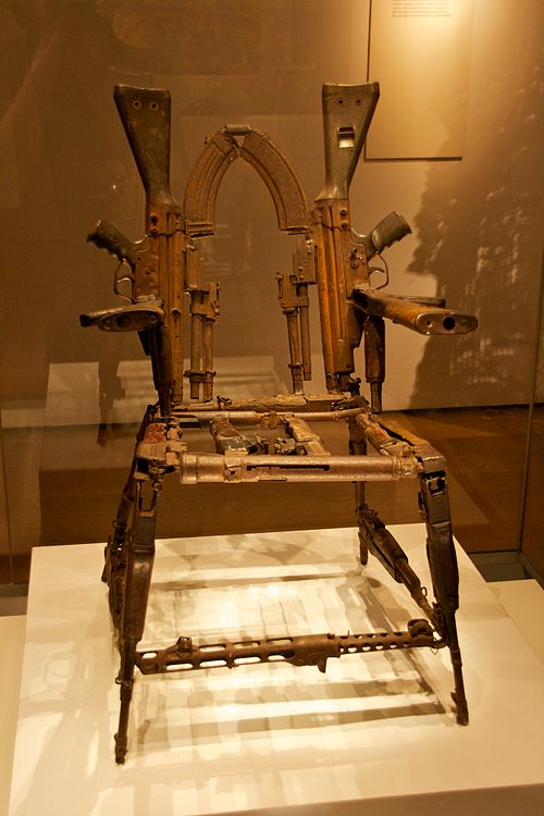 檔案:Throne of Weapons, British Museum.jpg