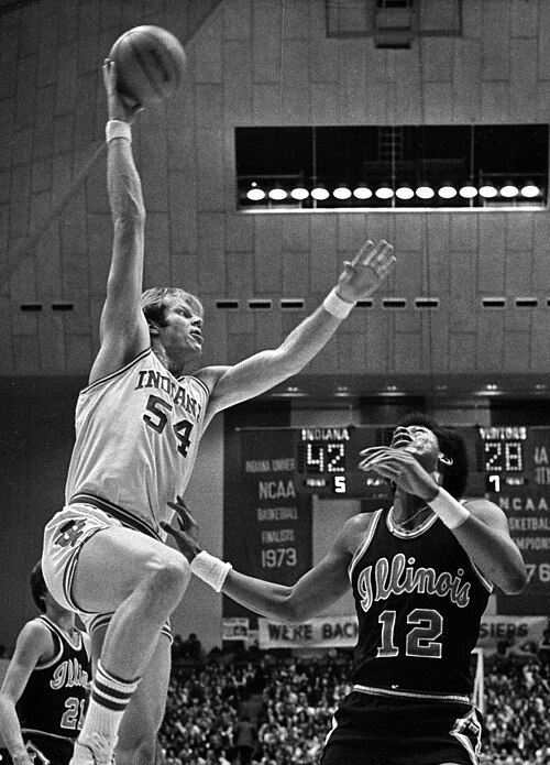 檔案:Kent Benson attempts a hook shot over Ken Ferdinand.jpg