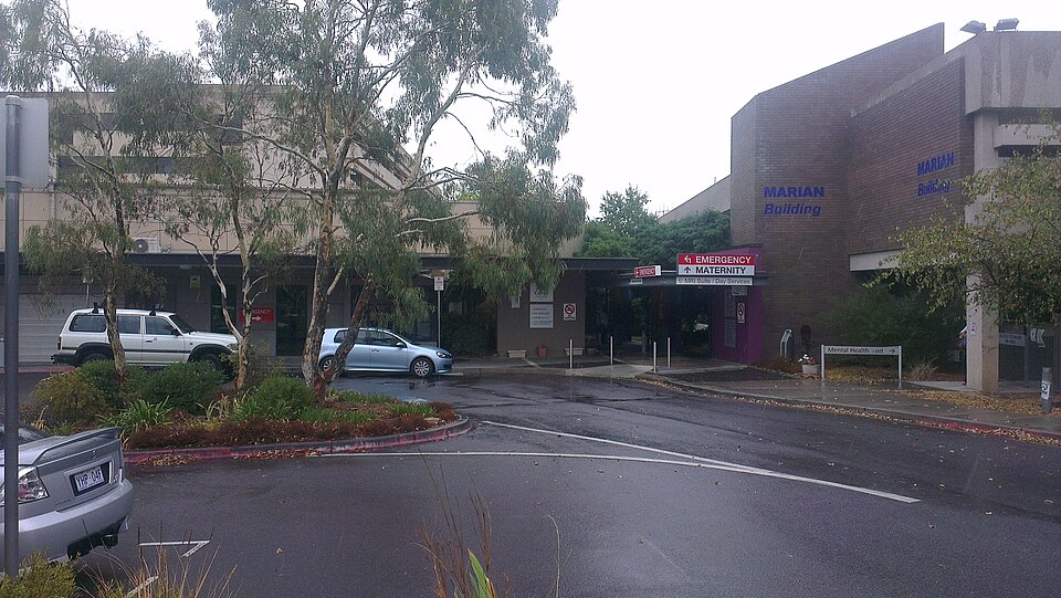 檔案:Calvary Public Hospital Emergency Department in January 2014.jpg