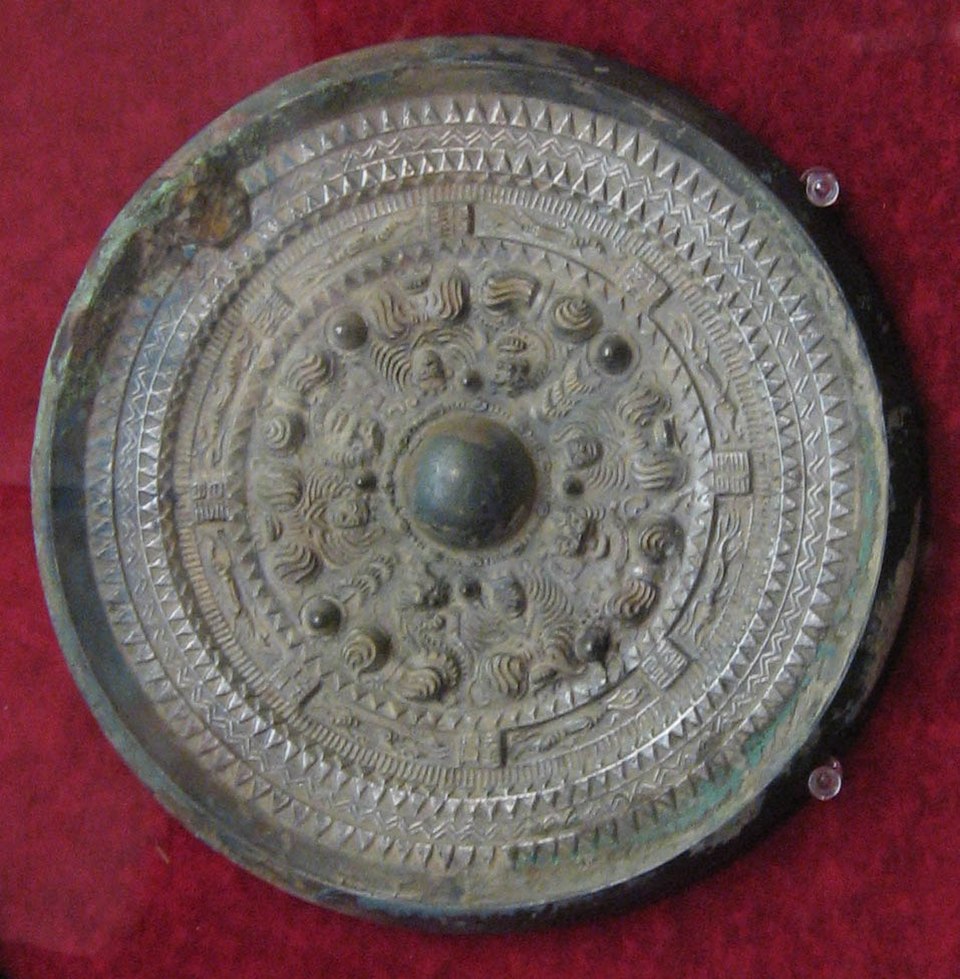檔案:Bronze Mirror in Ancient Japan.jpg